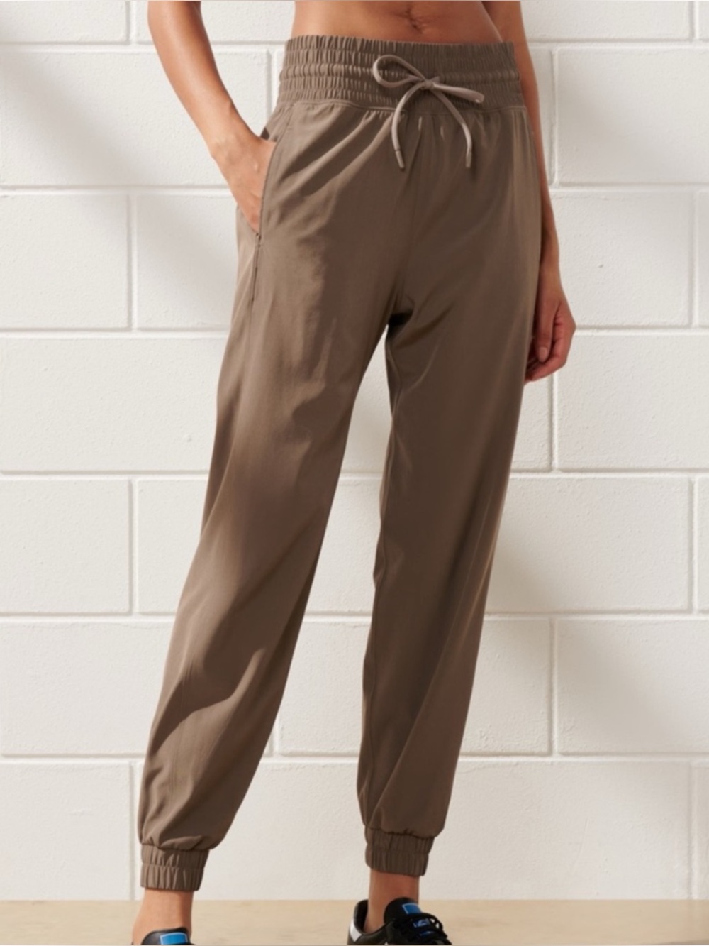 ABERCROMBIE | NWOT YPB motionTEK Joggers in Dune/Brown, Size Medium
